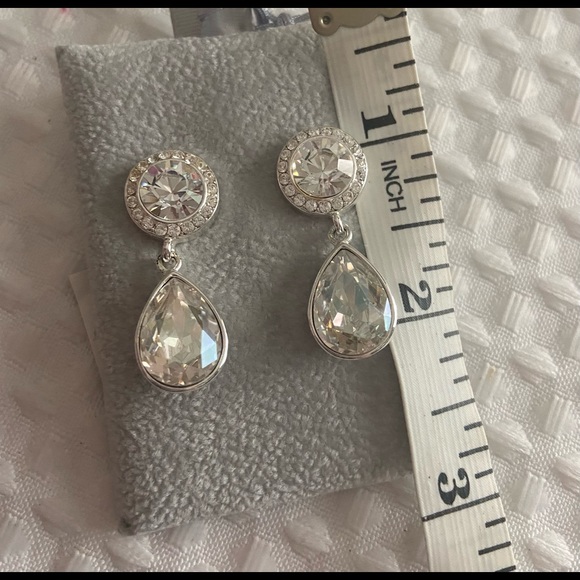 Beautiful Crystal Teardrop Pierced Earrings - Picture 7 of 8